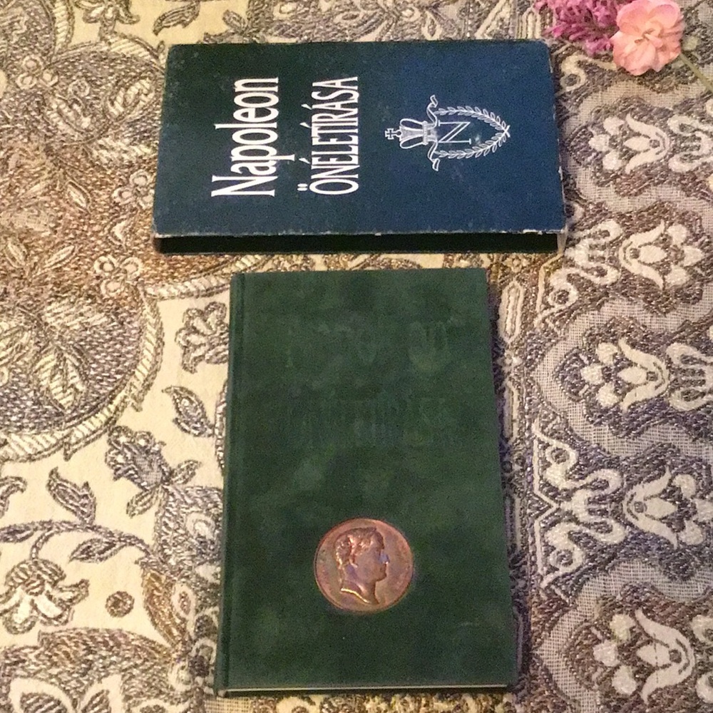 Napoleon Velvet green book in Hungarian with protective slip case box